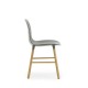 Sedia Form Chair Grigia Gambe in Rovere Normann Copenhagen